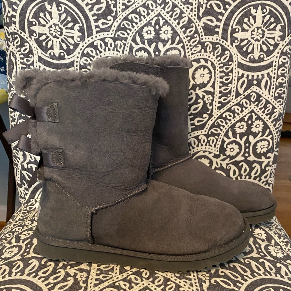 Bailey Bow II Short Uggs in Grey size 8 gently used